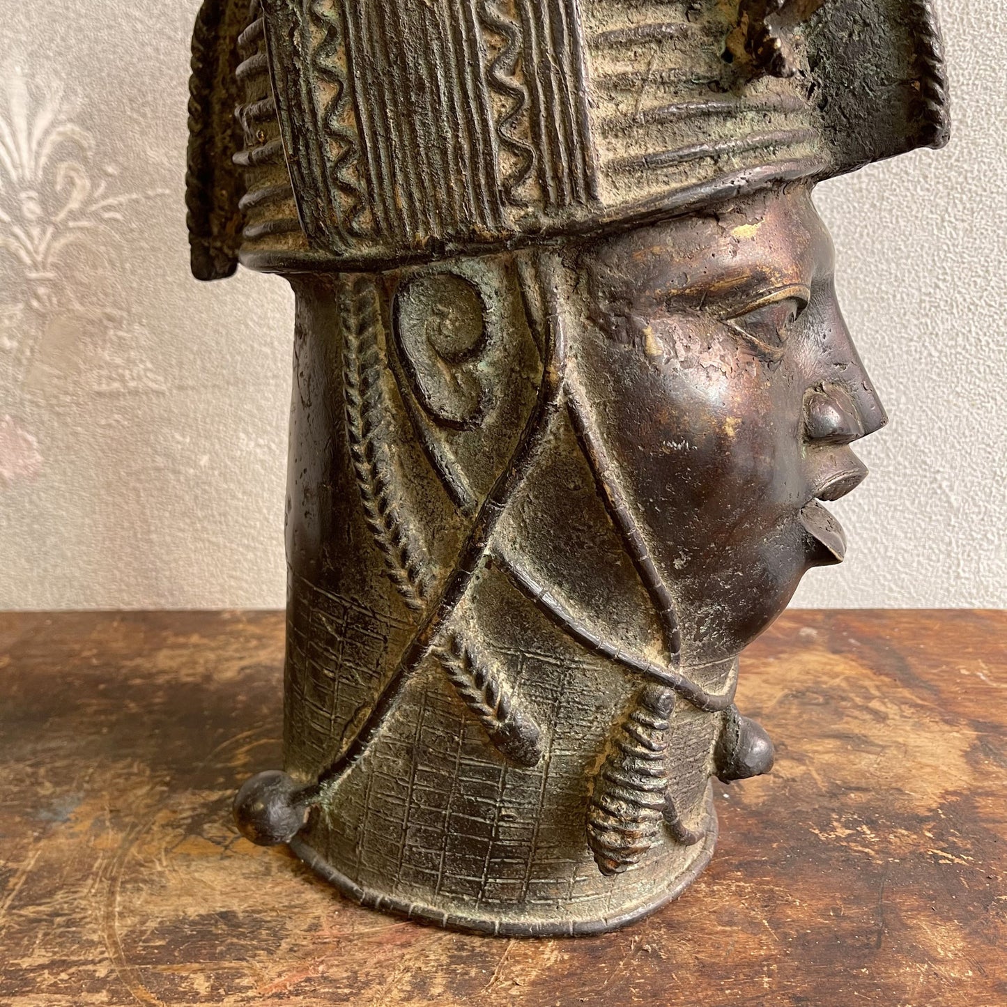Testa in bronzo a cera persa di un OBA Yoruba del regno dei Benin del XX secolo