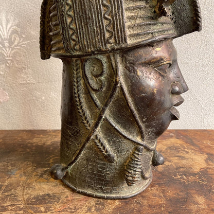 Testa in bronzo a cera persa di un OBA Yoruba del regno dei Benin del XX secolo