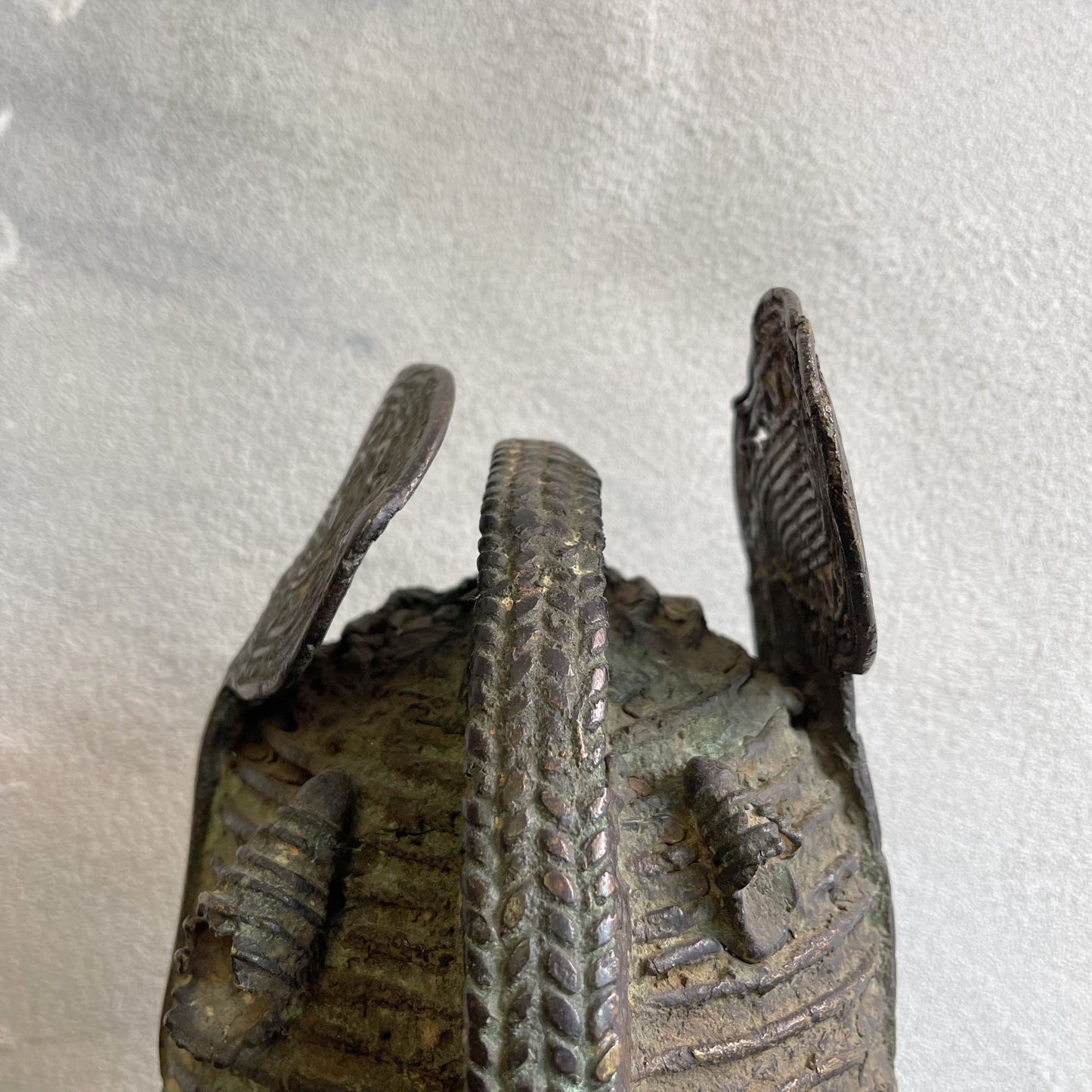 Testa in bronzo a cera persa di un OBA Yoruba del regno dei Benin del XX secolo