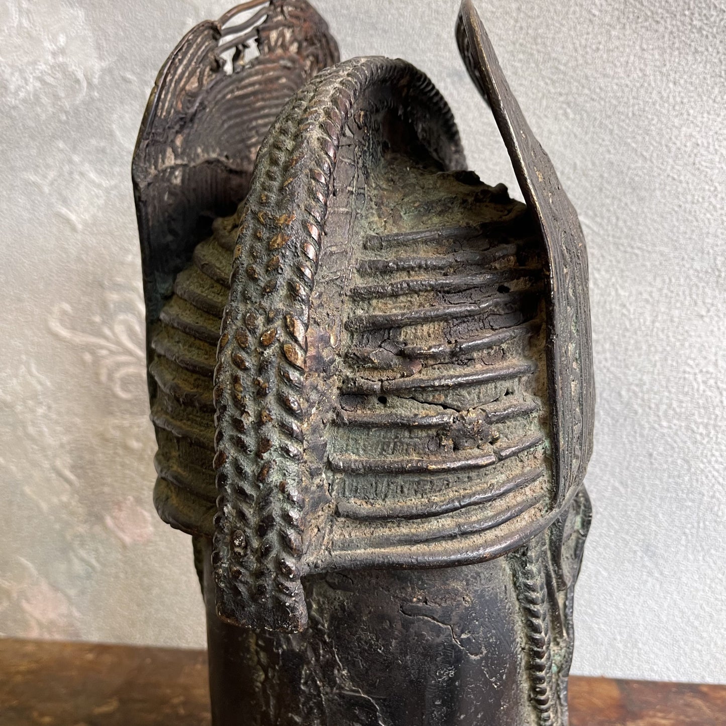 Testa in bronzo a cera persa di un OBA Yoruba del regno dei Benin del XX secolo