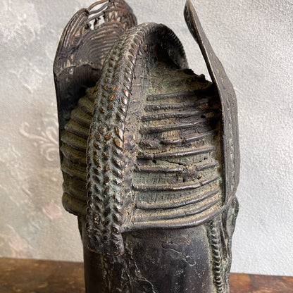 Testa in bronzo a cera persa di un OBA Yoruba del regno dei Benin del XX secolo