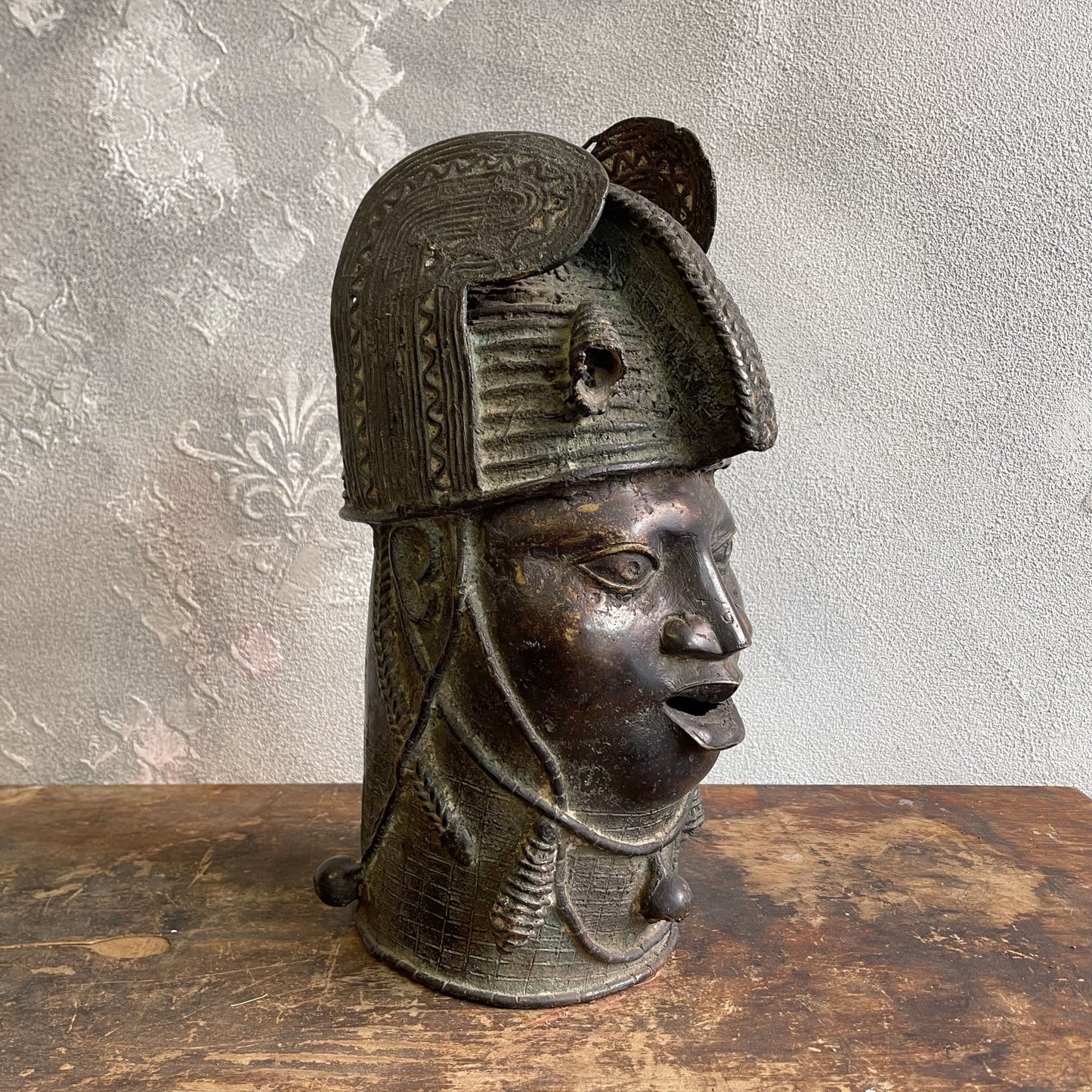 Testa in bronzo a cera persa di un OBA Yoruba del regno dei Benin del XX secolo