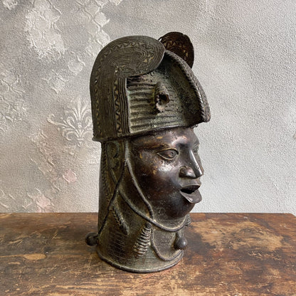 Testa in bronzo a cera persa di un OBA Yoruba del regno dei Benin del XX secolo