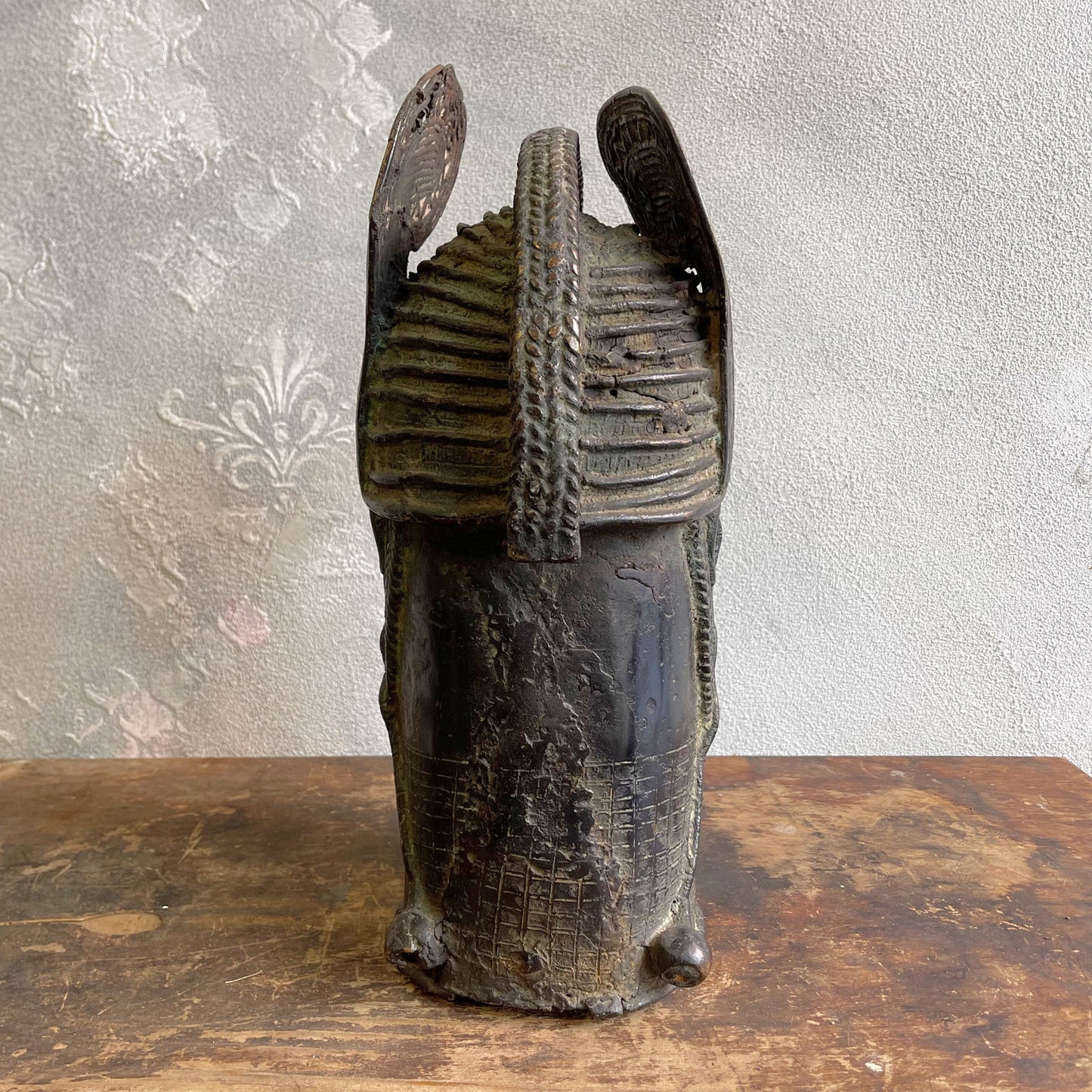 Testa in bronzo a cera persa di un OBA Yoruba del regno dei Benin del XX secolo