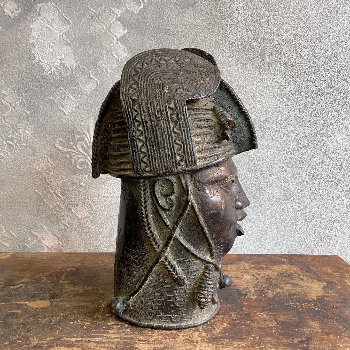Testa in bronzo a cera persa di un OBA Yoruba del regno dei Benin del XX secolo