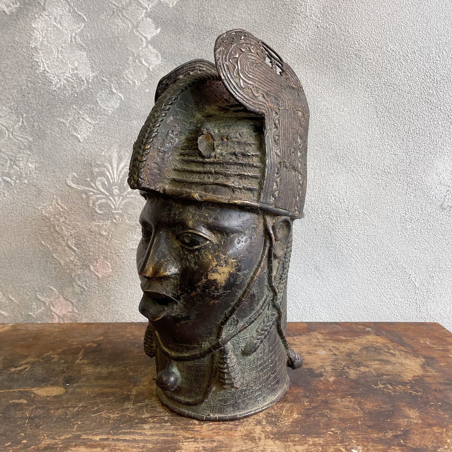 Testa in bronzo a cera persa di un OBA Yoruba del regno dei Benin del XX secolo