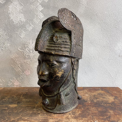 Testa in bronzo a cera persa di un OBA Yoruba del regno dei Benin del XX secolo