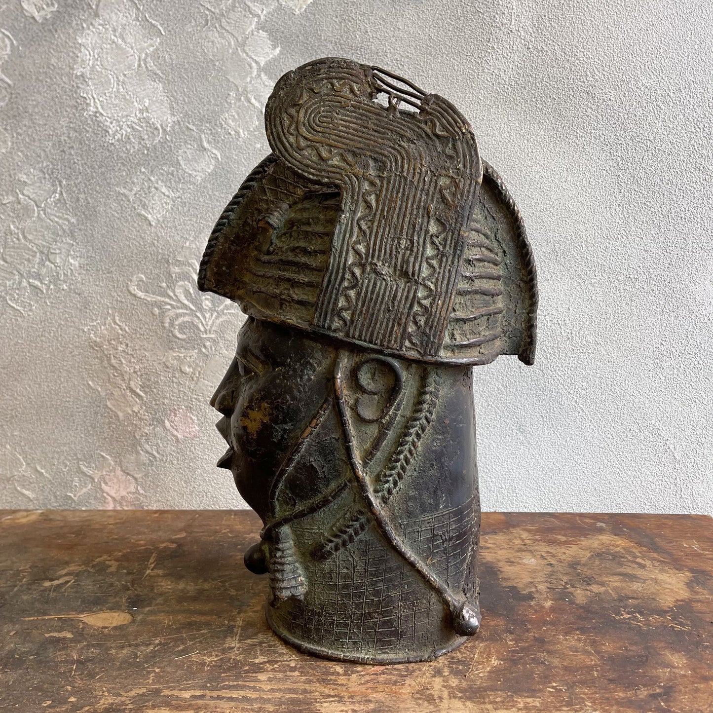 Testa in bronzo a cera persa di un OBA Yoruba del regno dei Benin del XX secolo