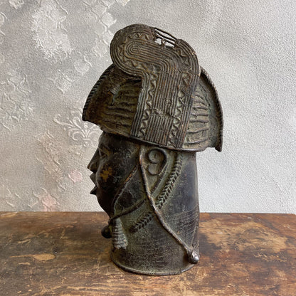 Testa in bronzo a cera persa di un OBA Yoruba del regno dei Benin del XX secolo