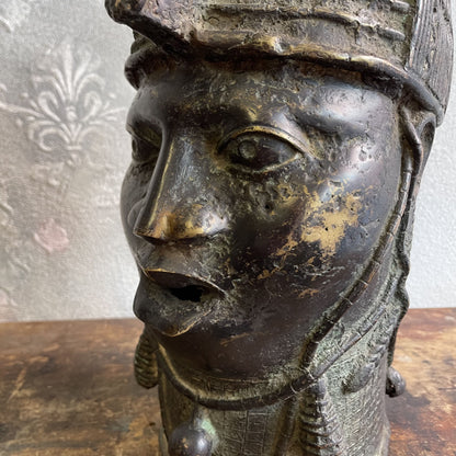 Testa in bronzo a cera persa di un OBA Yoruba del regno dei Benin del XX secolo