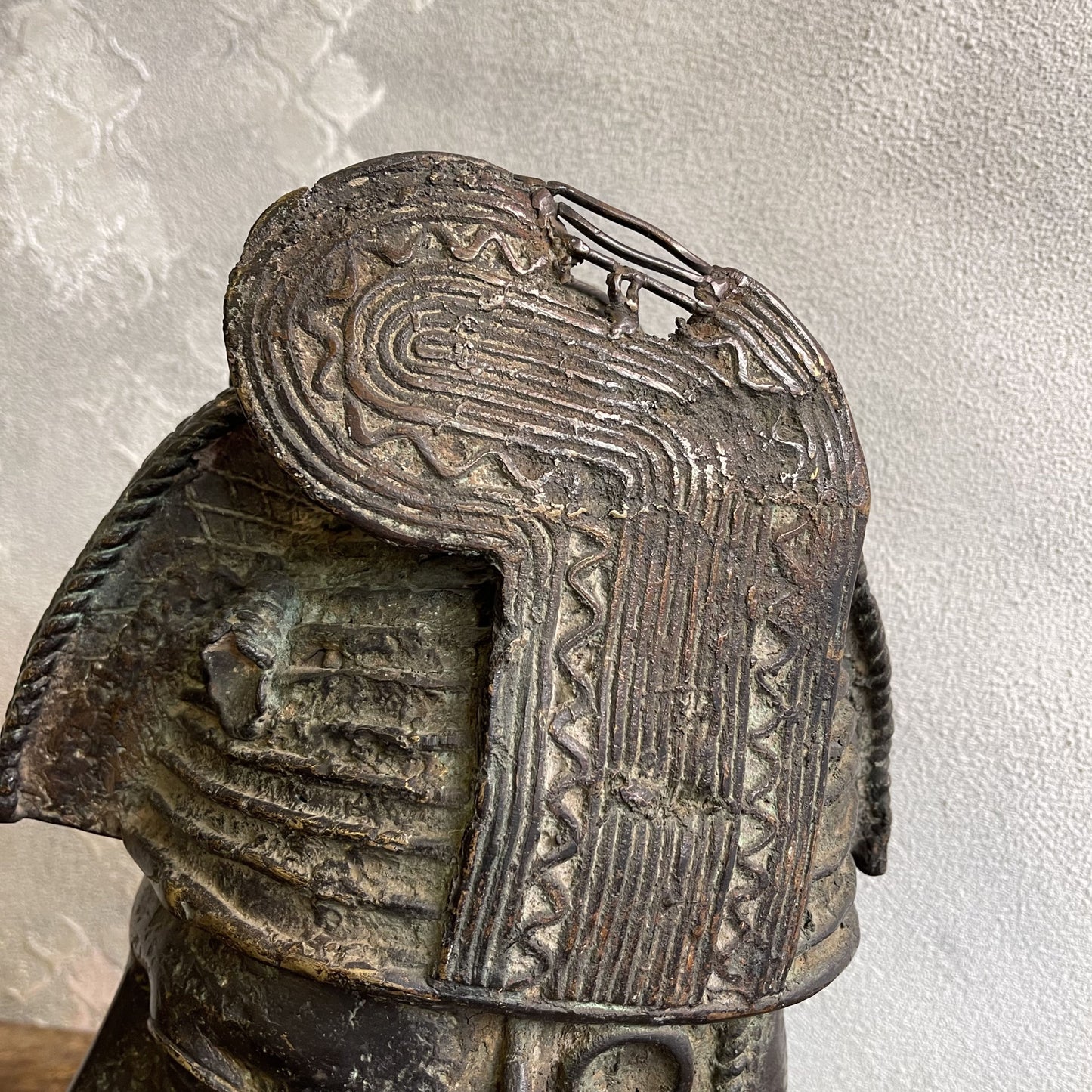 Testa in bronzo a cera persa di un OBA Yoruba del regno dei Benin del XX secolo