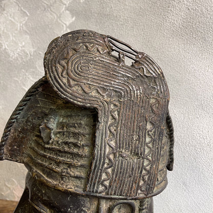 Testa in bronzo a cera persa di un OBA Yoruba del regno dei Benin del XX secolo