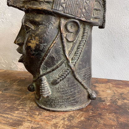 Testa in bronzo a cera persa di un OBA Yoruba del regno dei Benin del XX secolo