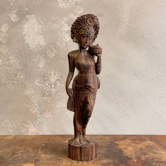 Scultura raffigurante una Donna Balinese su mogano intagliato a mano anni 60