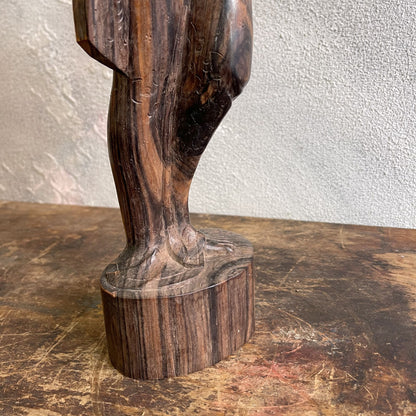 Scultura raffigurante una Donna Balinese su mogano intagliato a mano anni 60
