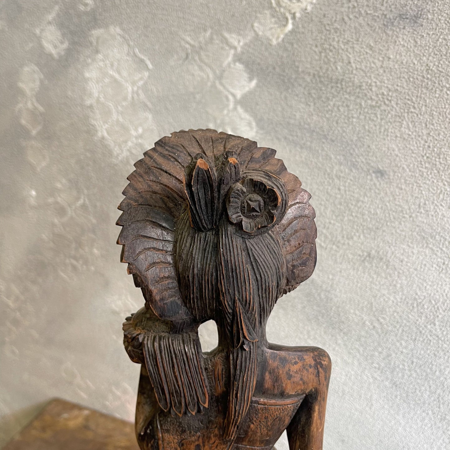 Scultura raffigurante una Donna Balinese su mogano intagliato a mano anni 60