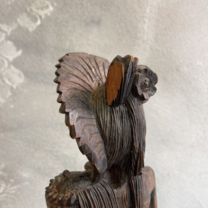 Scultura raffigurante una Donna Balinese su mogano intagliato a mano anni 60