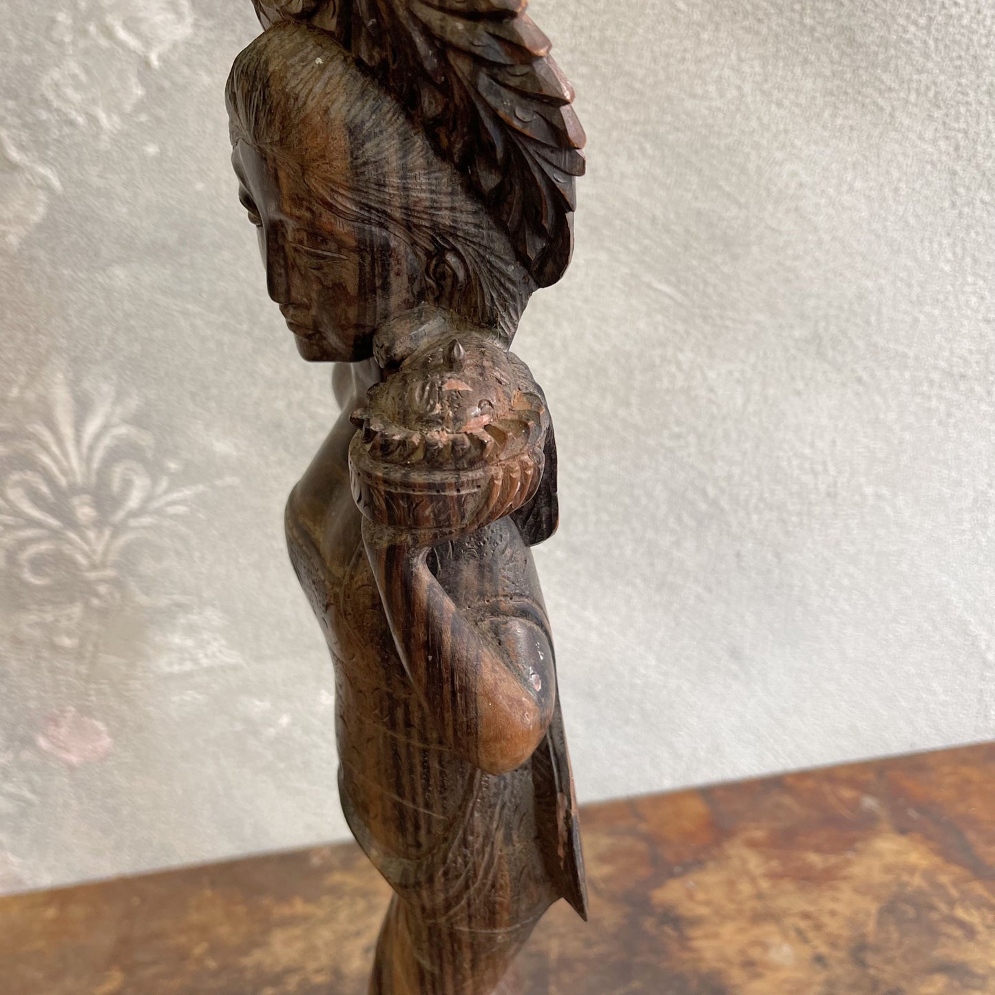 Scultura raffigurante una Donna Balinese su mogano intagliato a mano anni 60