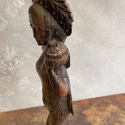 Scultura raffigurante una Donna Balinese su mogano intagliato a mano anni 60