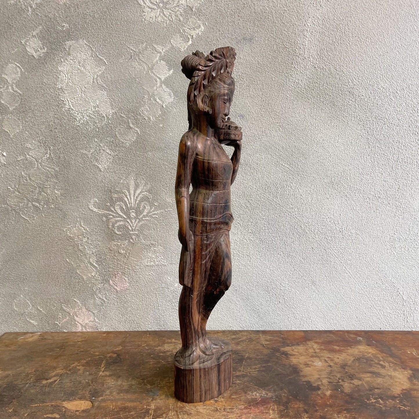 Scultura raffigurante una Donna Balinese su mogano intagliato a mano anni 60