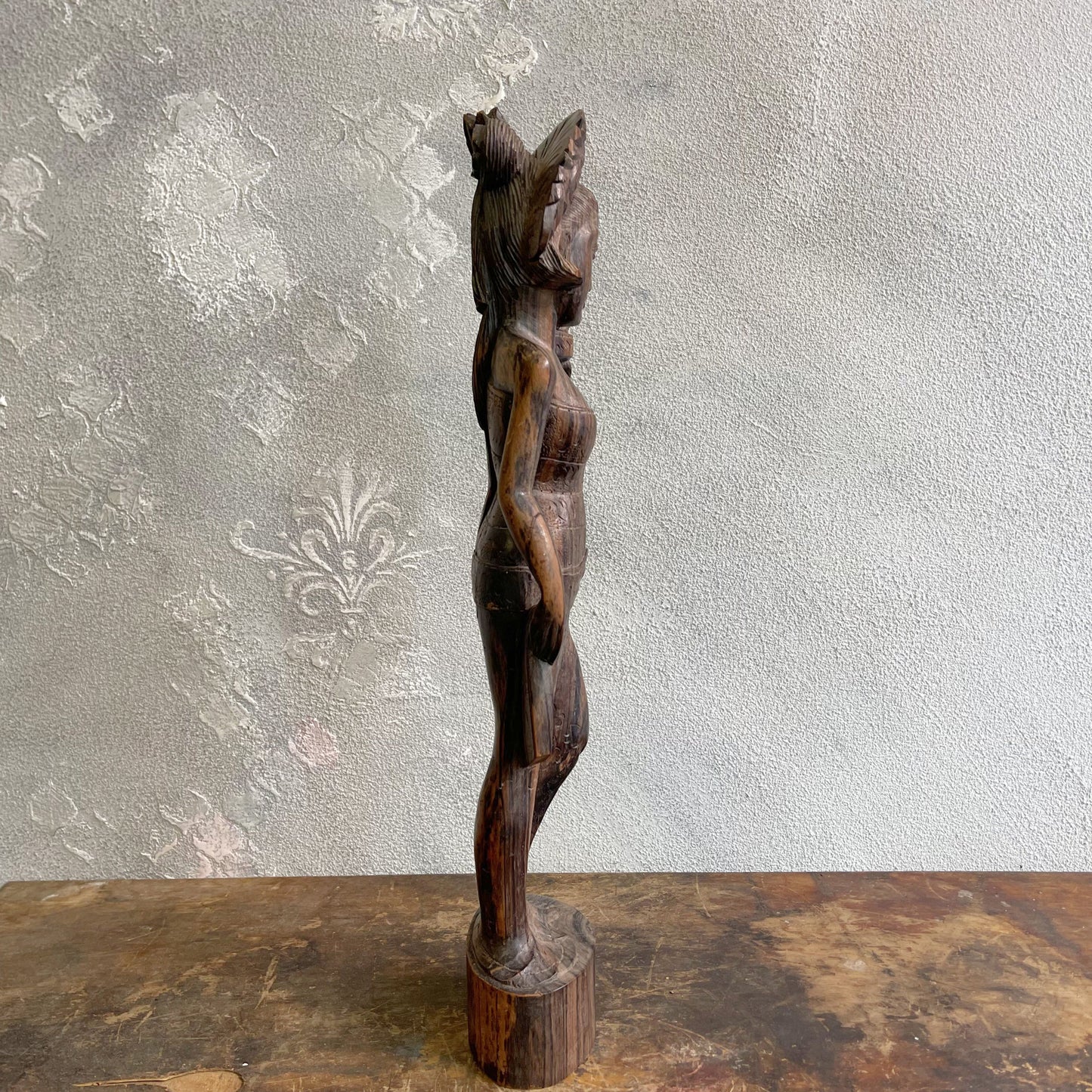 Scultura raffigurante una Donna Balinese su mogano intagliato a mano anni 60