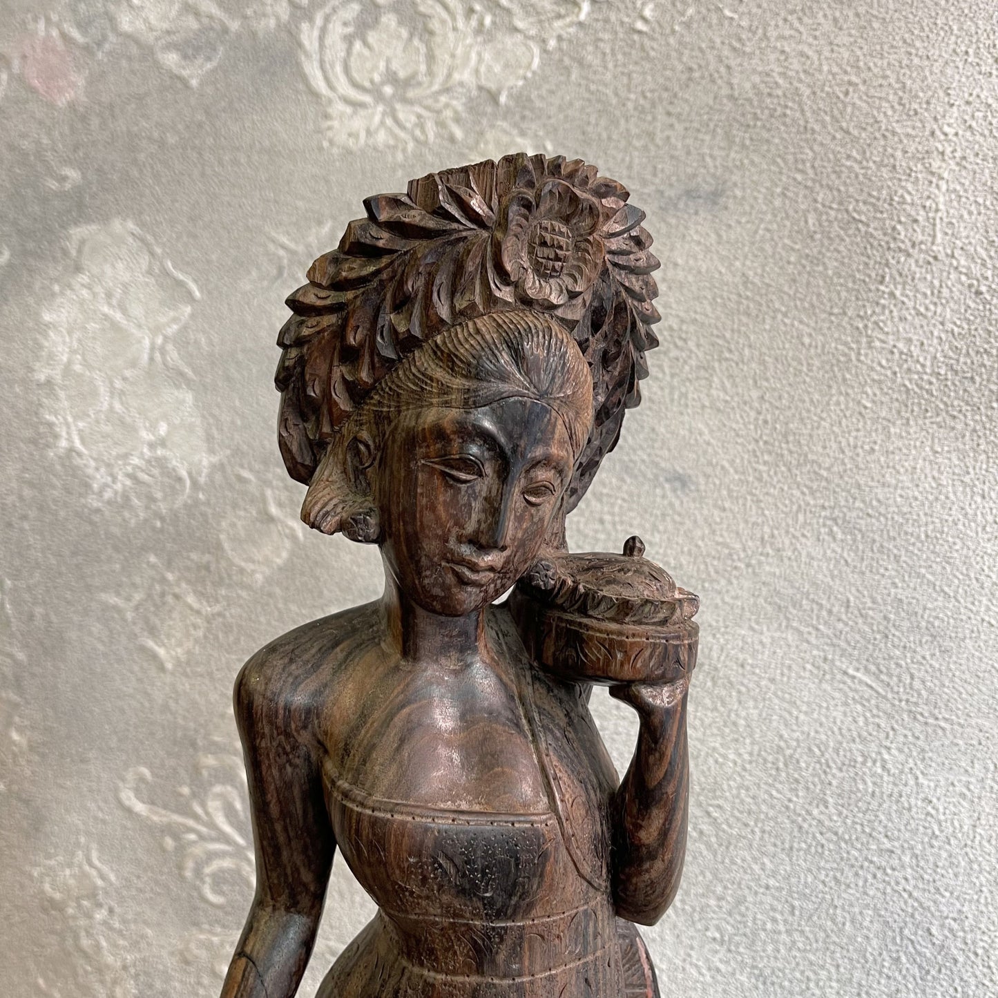 Scultura raffigurante una Donna Balinese su mogano intagliato a mano anni 60