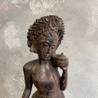 Scultura raffigurante una Donna Balinese su mogano intagliato a mano anni 60