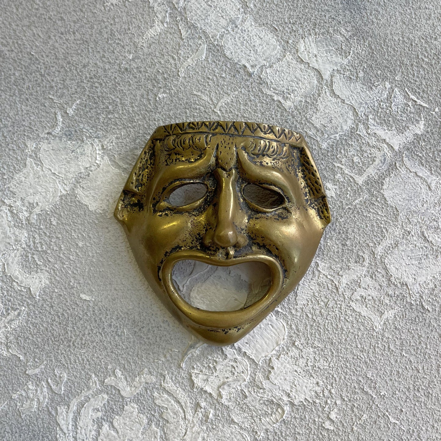 Maschera decorativa del teatro classico greco romano in ottone