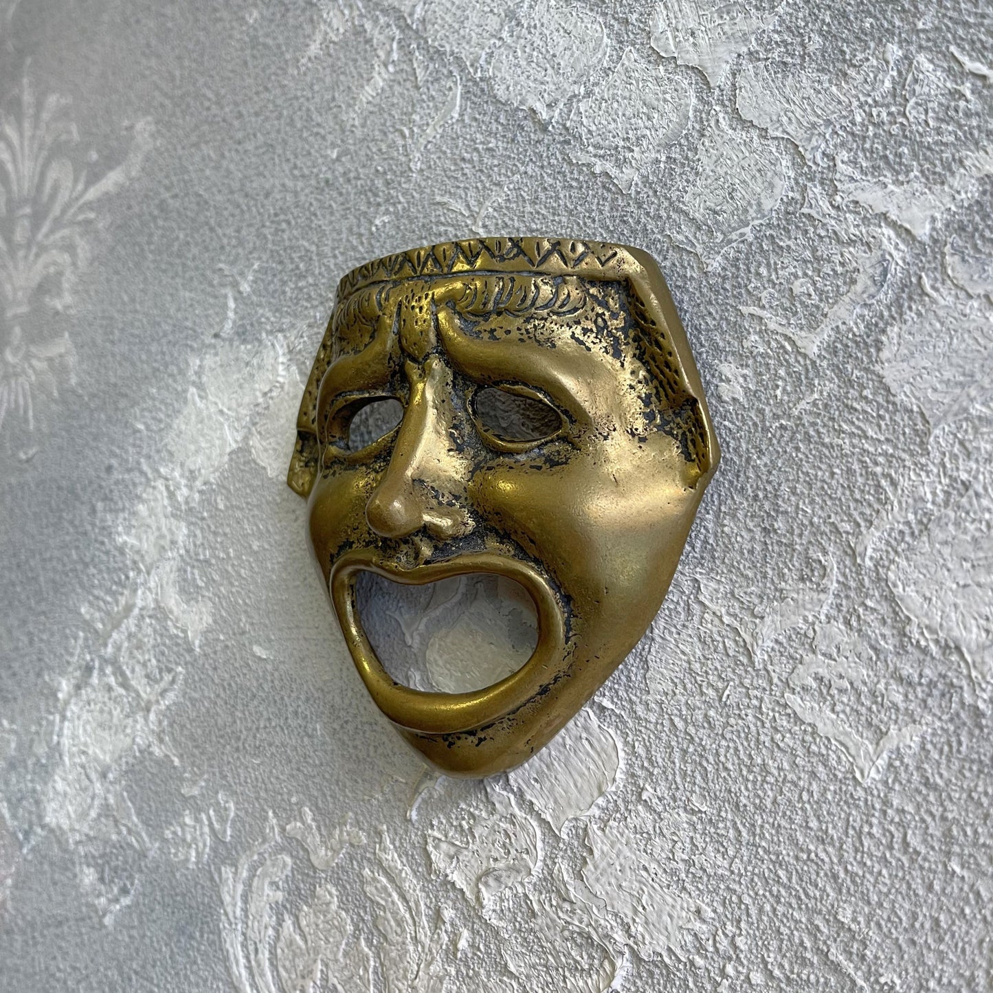 Maschera decorativa del teatro classico greco romano in ottone