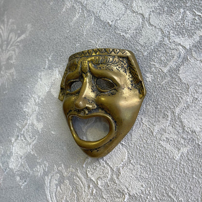 Maschera decorativa del teatro classico greco romano in ottone