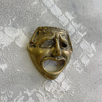 Maschera decorativa del teatro classico greco romano in ottone