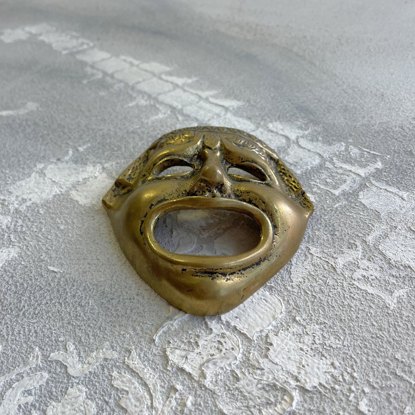 Maschera decorativa del teatro classico greco romano in ottone