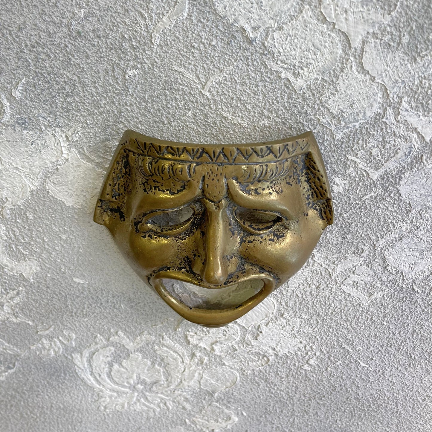 Maschera decorativa del teatro classico greco romano in ottone