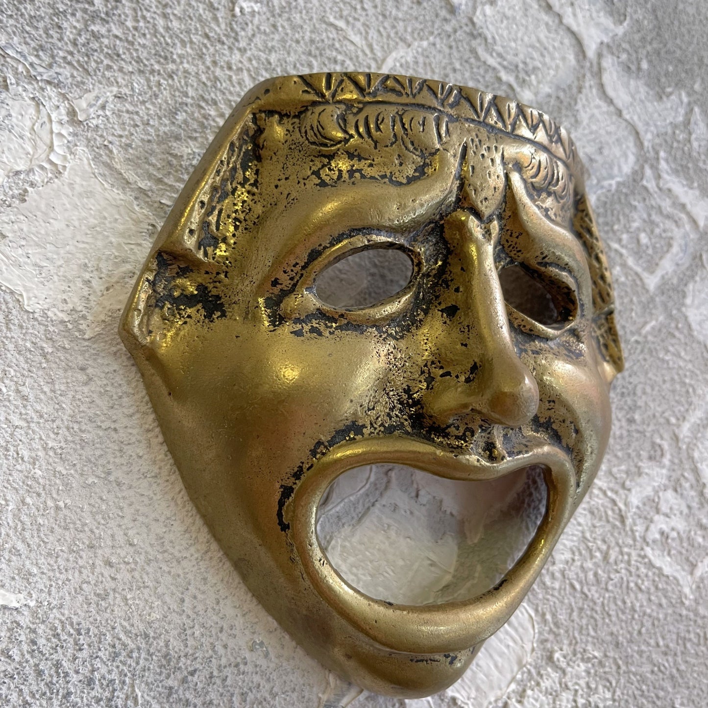 Maschera decorativa del teatro classico greco romano in ottone