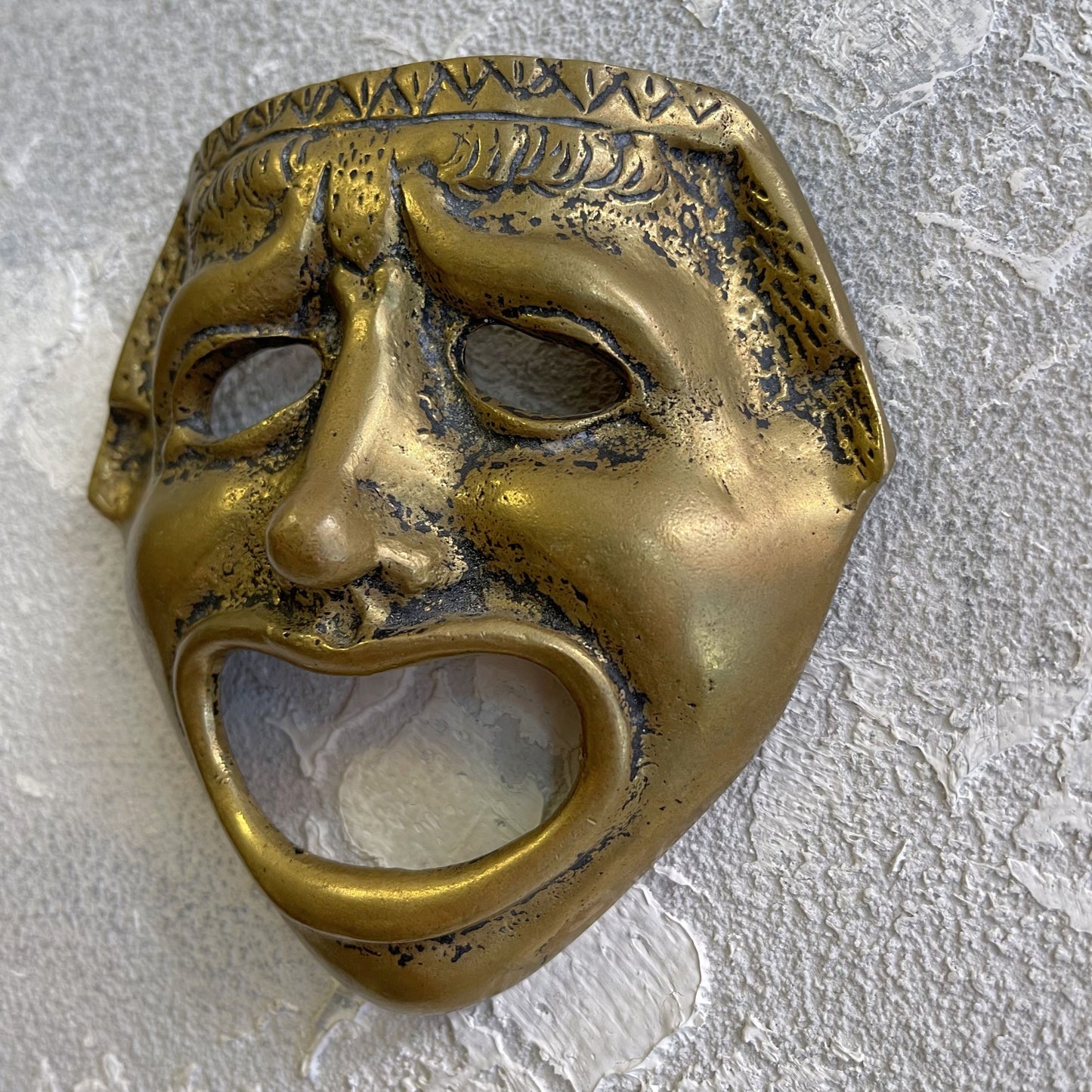 Maschera decorativa del teatro classico greco romano in ottone