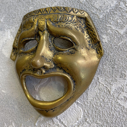 Maschera decorativa del teatro classico greco romano in ottone
