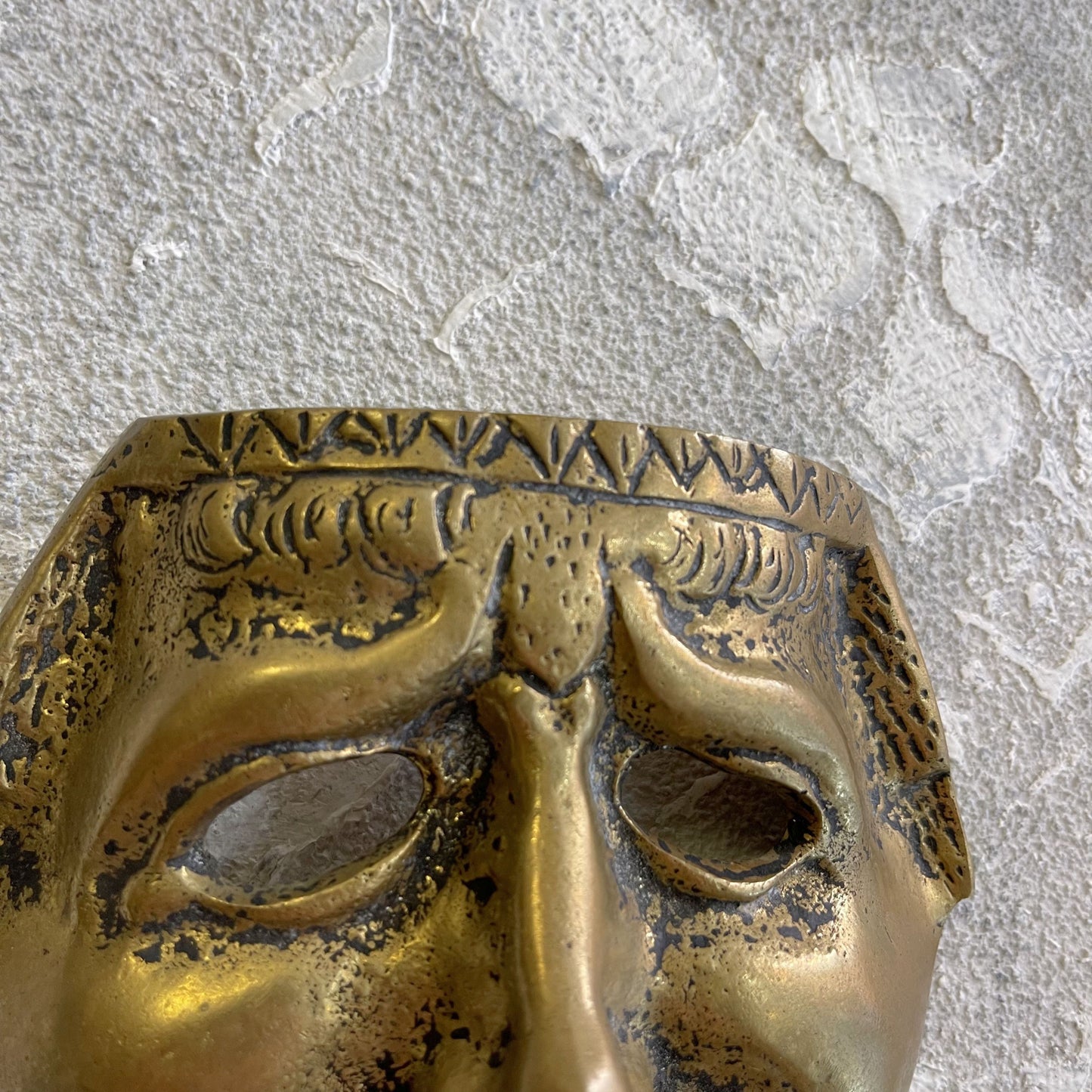 Maschera decorativa del teatro classico greco romano in ottone