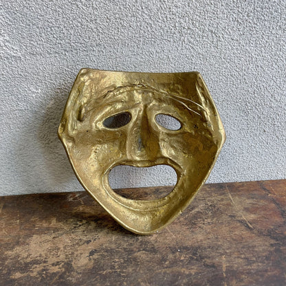 Maschera decorativa del teatro classico greco romano in ottone