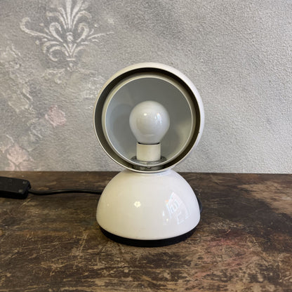 Lampada Eclisse bianca disegnata da Vico Magistretti e prodotta da Artemide nel 1965