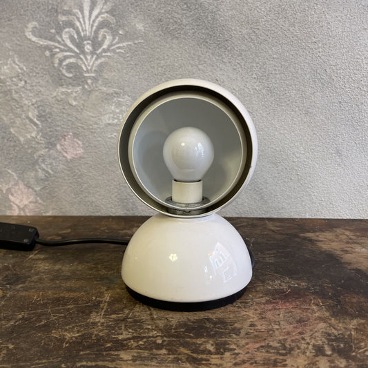 Lampada Eclisse bianca disegnata da Vico Magistretti e prodotta da Artemide nel 1965