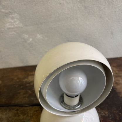 Lampada Eclisse bianca disegnata da Vico Magistretti e prodotta da Artemide nel 1965