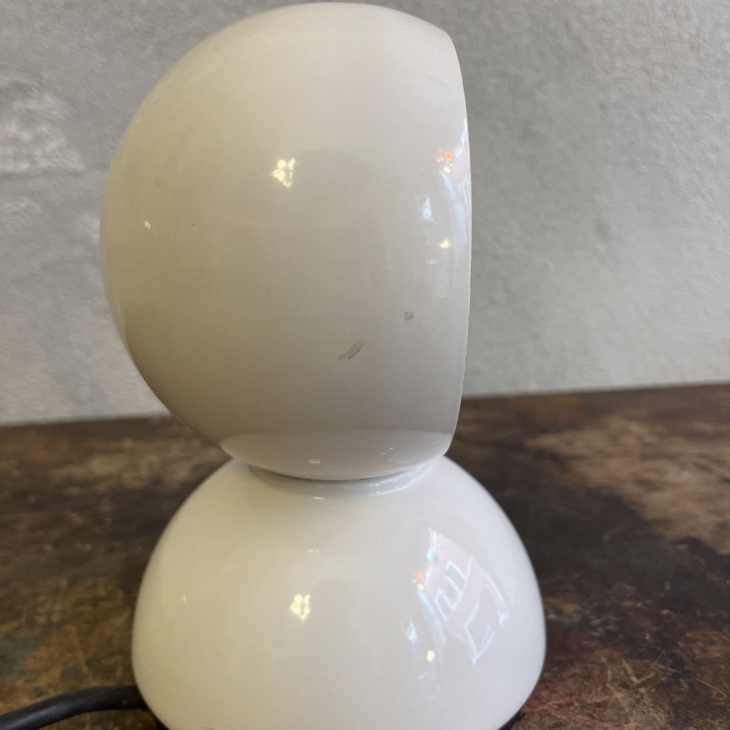 Lampada Eclisse bianca disegnata da Vico Magistretti e prodotta da Artemide nel 1965