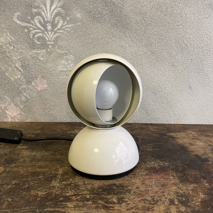 Lampada Eclisse bianca disegnata da Vico Magistretti e prodotta da Artemide nel 1965