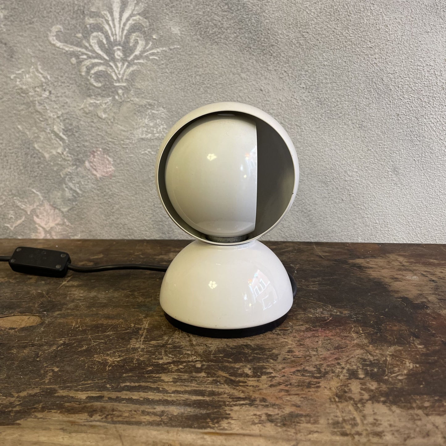 Lampada Eclisse bianca disegnata da Vico Magistretti e prodotta da Artemide nel 1965