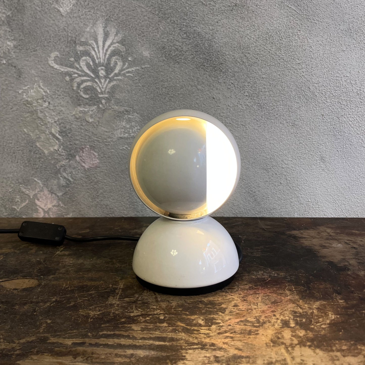 Lampada Eclisse bianca disegnata da Vico Magistretti e prodotta da Artemide nel 1965