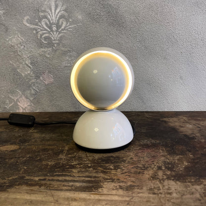 Lampada Eclisse bianca disegnata da Vico Magistretti e prodotta da Artemide nel 1965