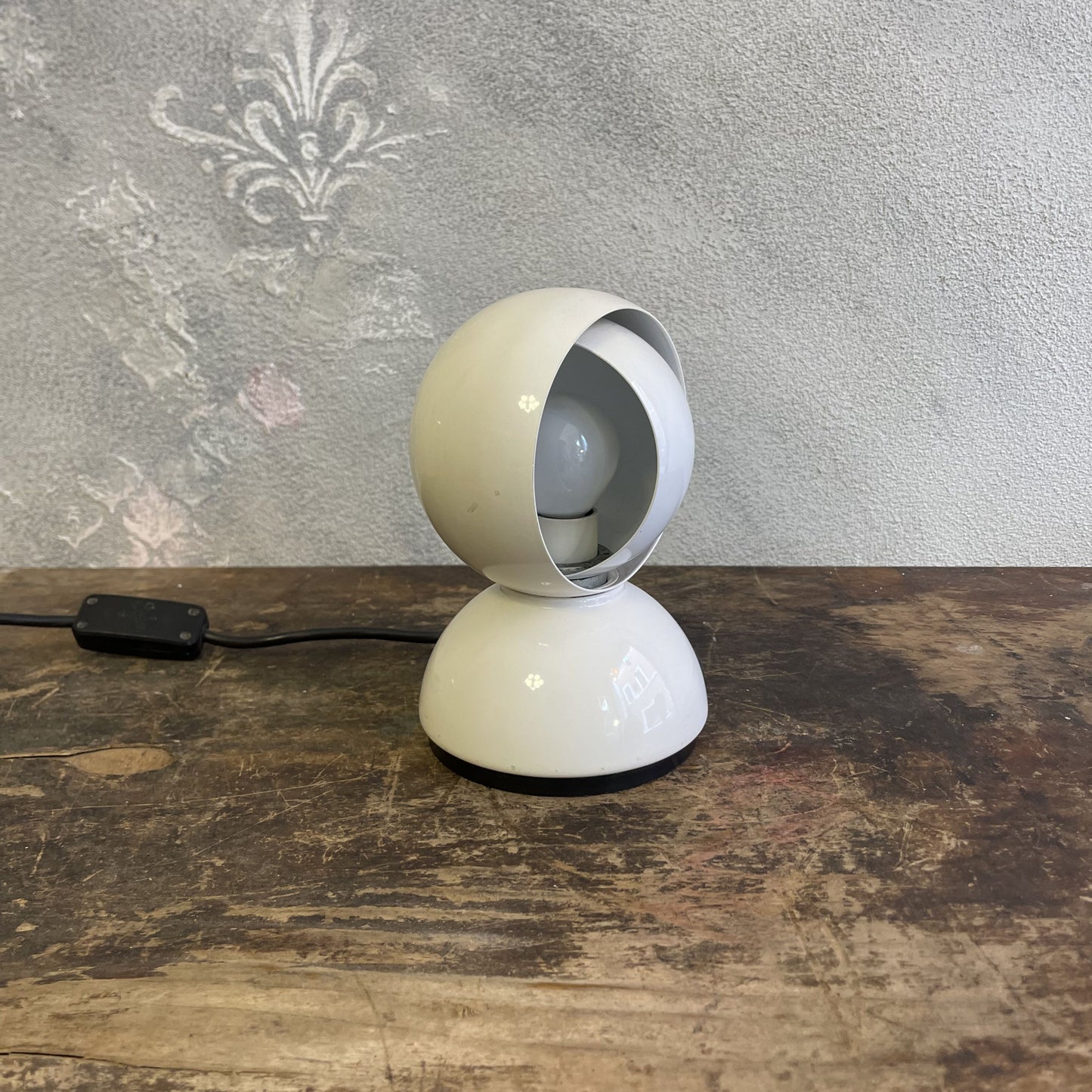 Lampada Eclisse bianca disegnata da Vico Magistretti e prodotta da Artemide nel 1965