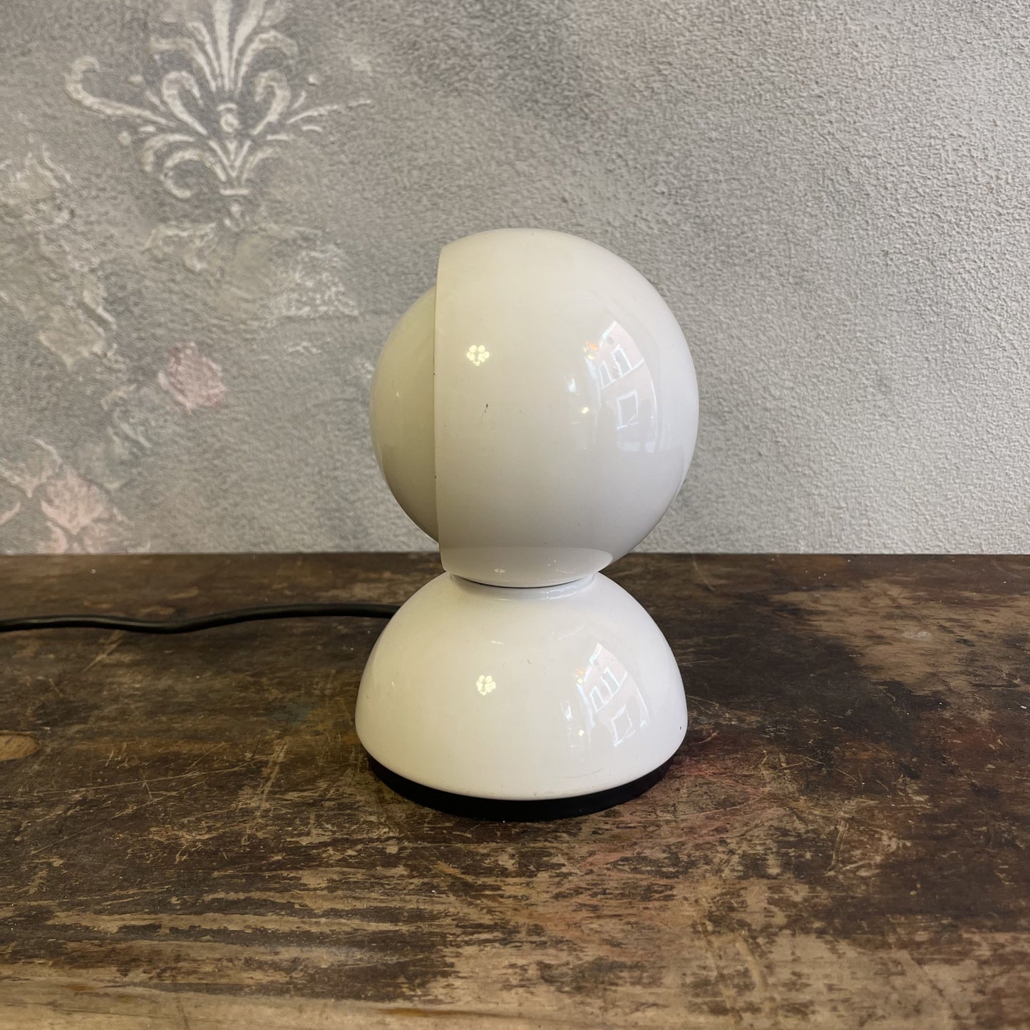 Lampada Eclisse bianca disegnata da Vico Magistretti e prodotta da Artemide nel 1965