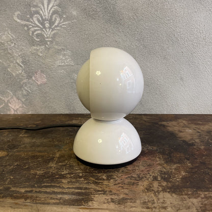 Lampada Eclisse bianca disegnata da Vico Magistretti e prodotta da Artemide nel 1965