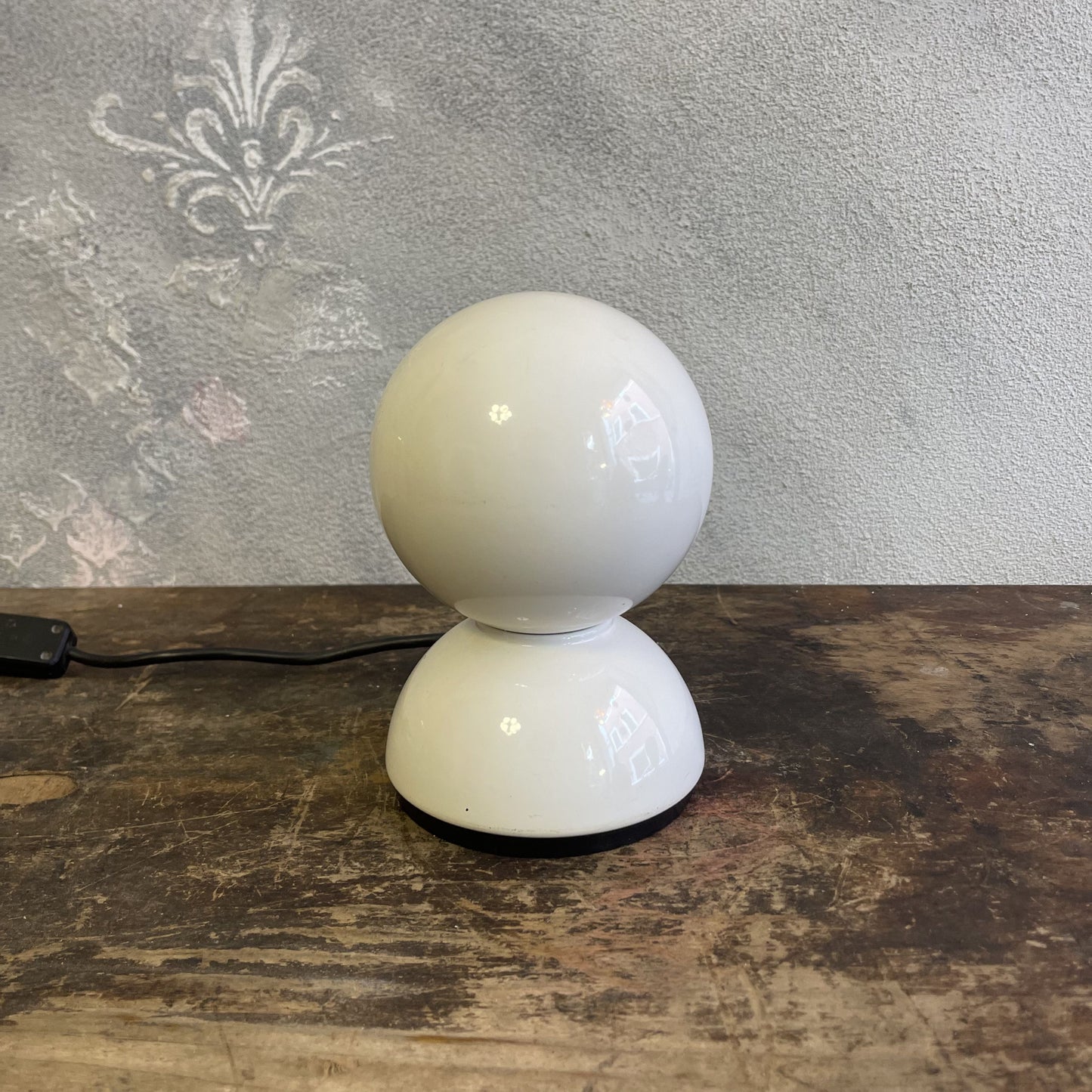 Lampada Eclisse bianca disegnata da Vico Magistretti e prodotta da Artemide nel 1965